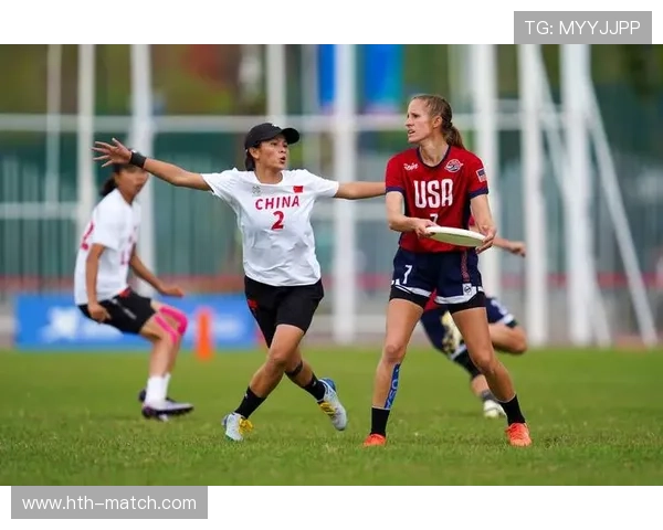 世运会日本选手与美国球员合影，垒球赛场展现友谊